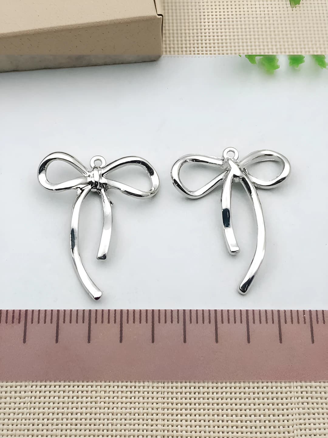 1 dona Oq tasma 25x21mm-1.2g