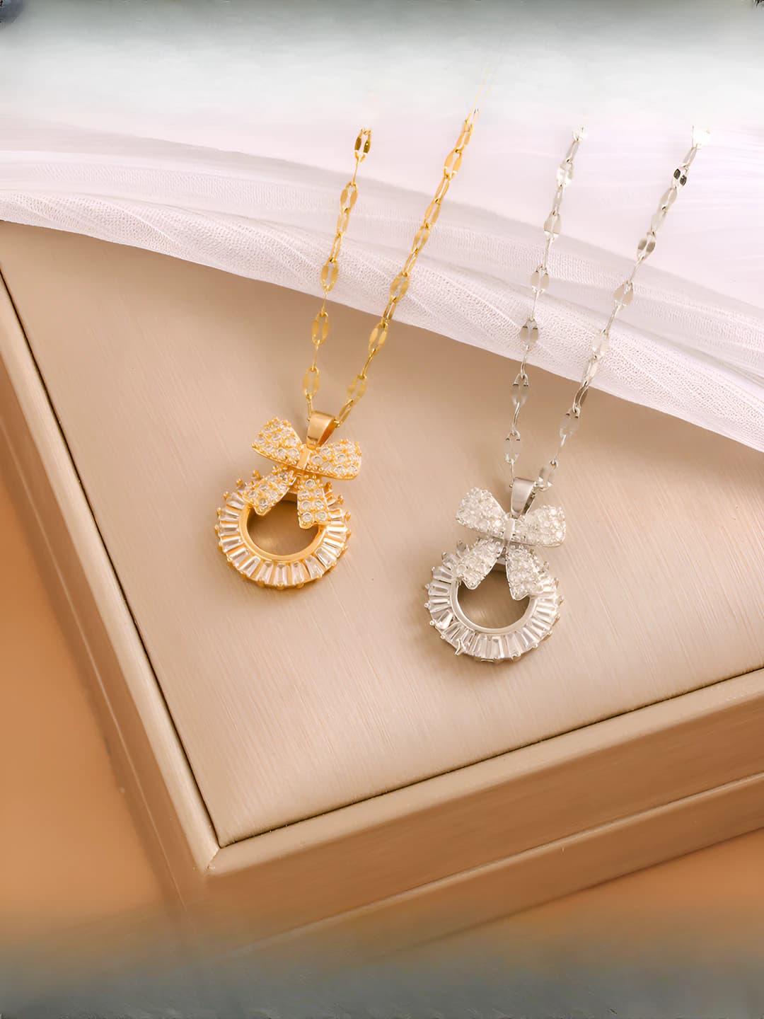 Women's Japanese style sweet and fresh pendant necklace with zircon and sparkling crystals, bow design on a chain