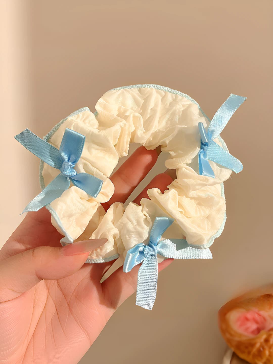 4-Blue puff, light yellow, ~12 cm