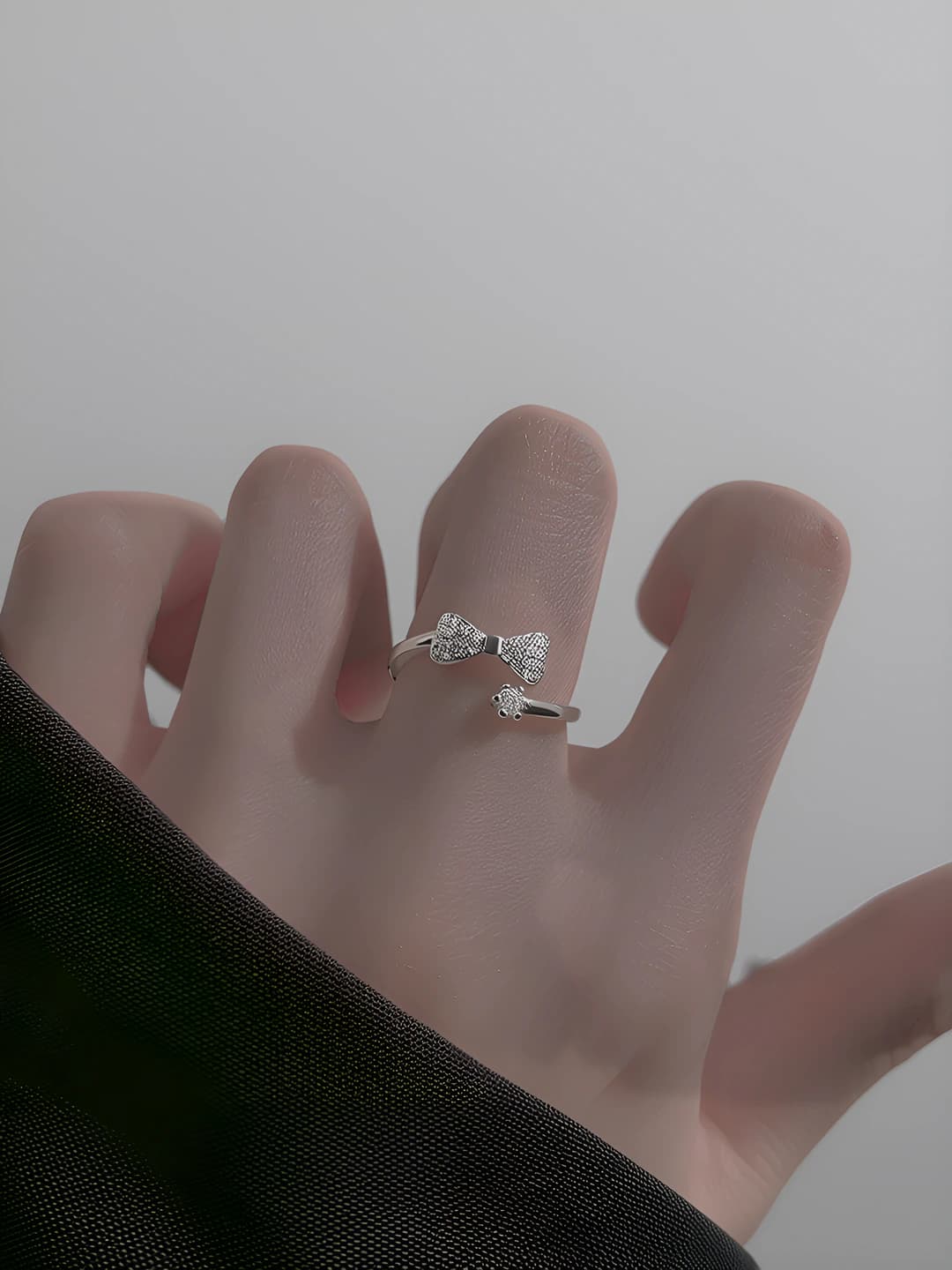 J077 Silver-white