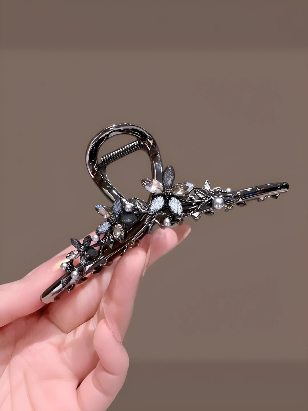 Black crystal flower shark clip