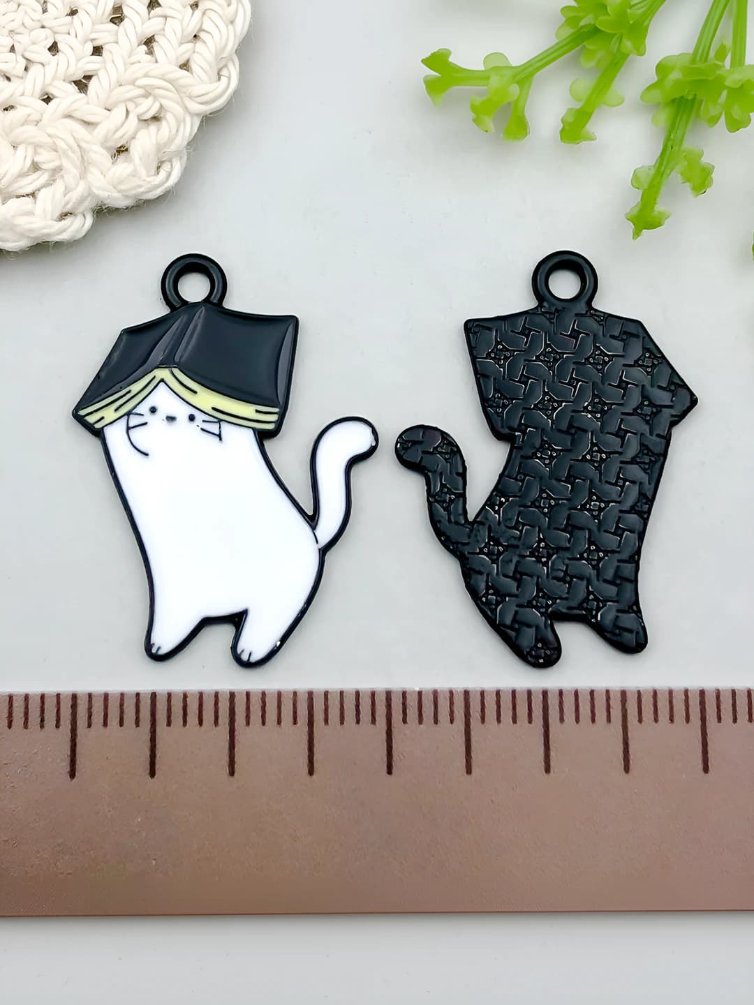 1 pc Cat reading book, 27x20mm, 1.5g