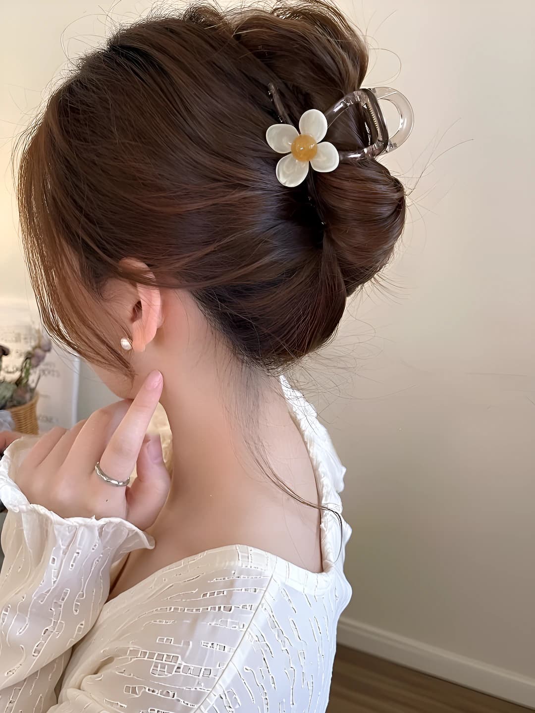 1# Beige 4-petal flower clip 8 cm