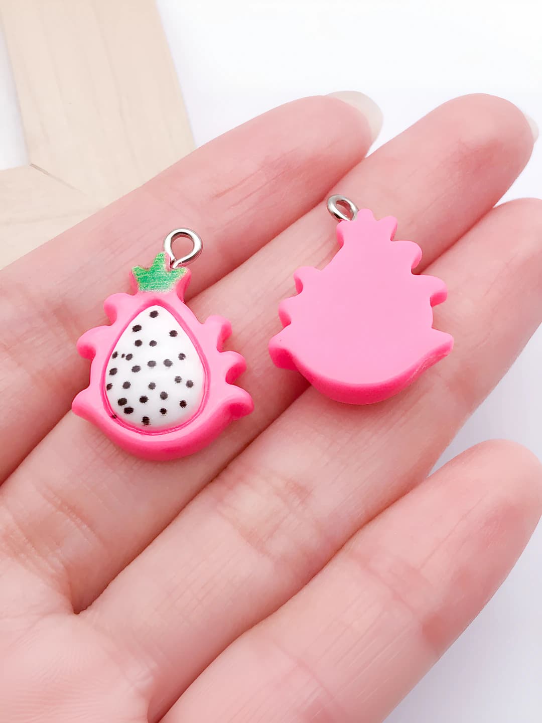Rose red resin dragon fruit 23x17x7mm-1.3g
