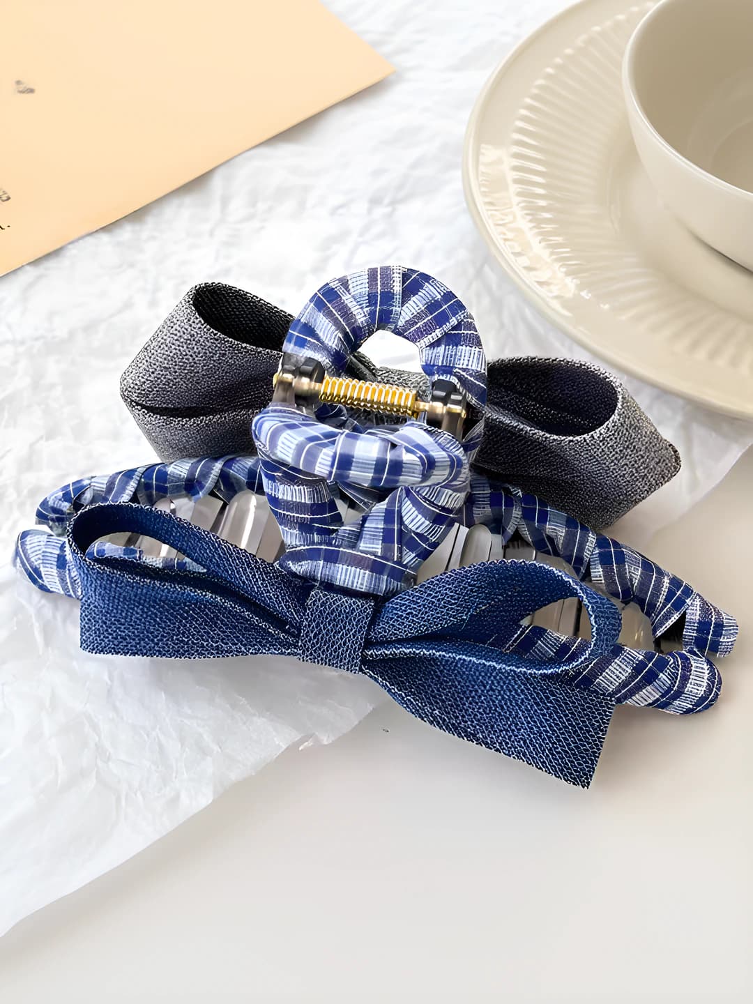 Blue-grey round handle clip
