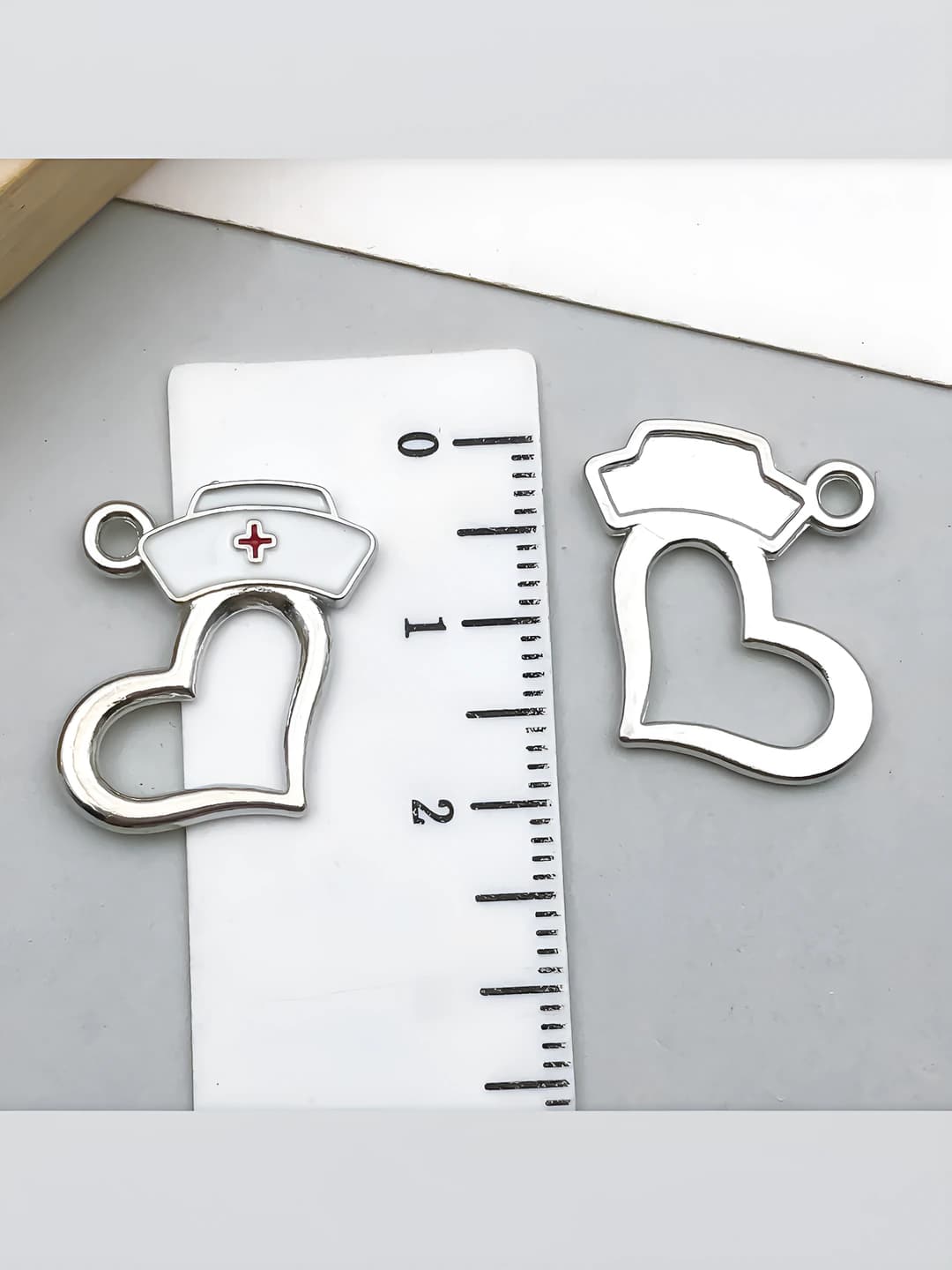 Белая шапочка медсестры 20x22mm