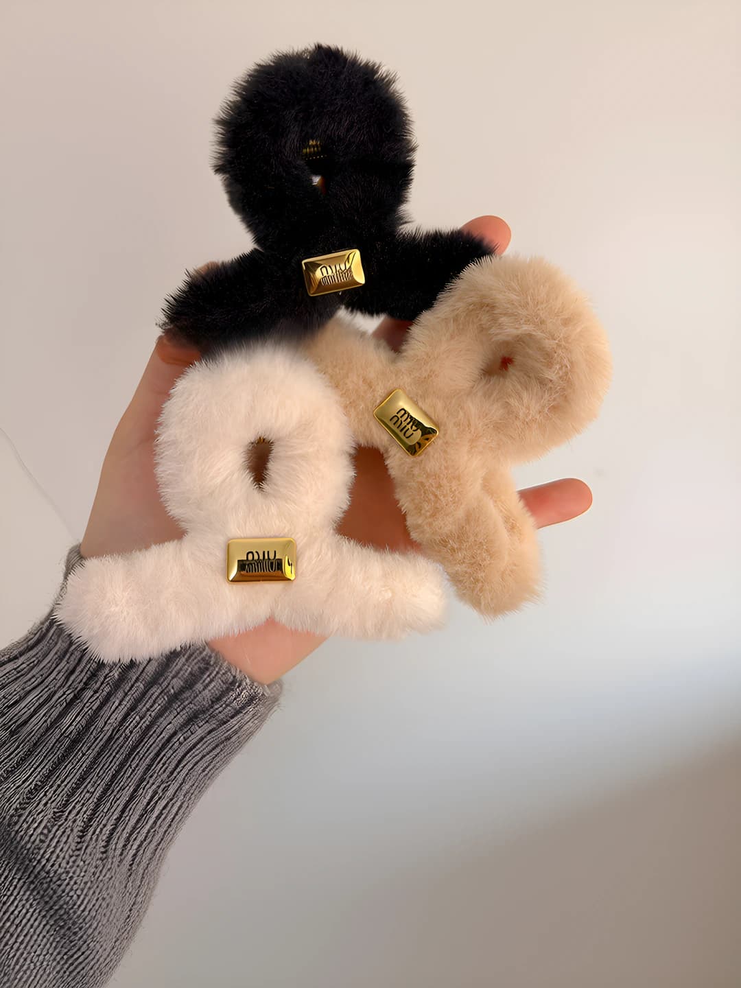 Women's fur hair clips and combs with gold label in Chanel style for autumn-winter