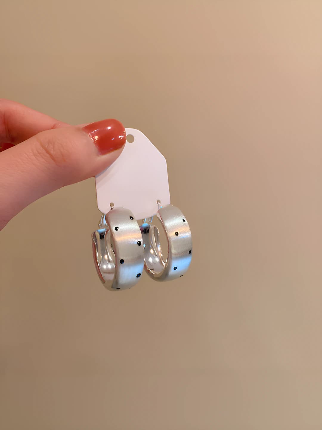 Kumush rangli dog'li quloq halqasi