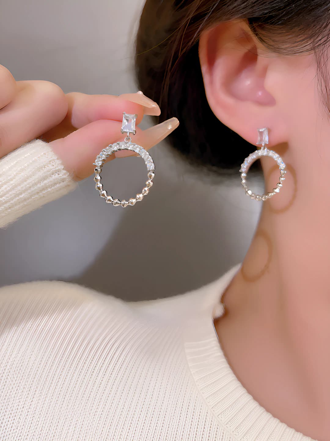 Women's silver post earrings with bright zirconia and round shape
