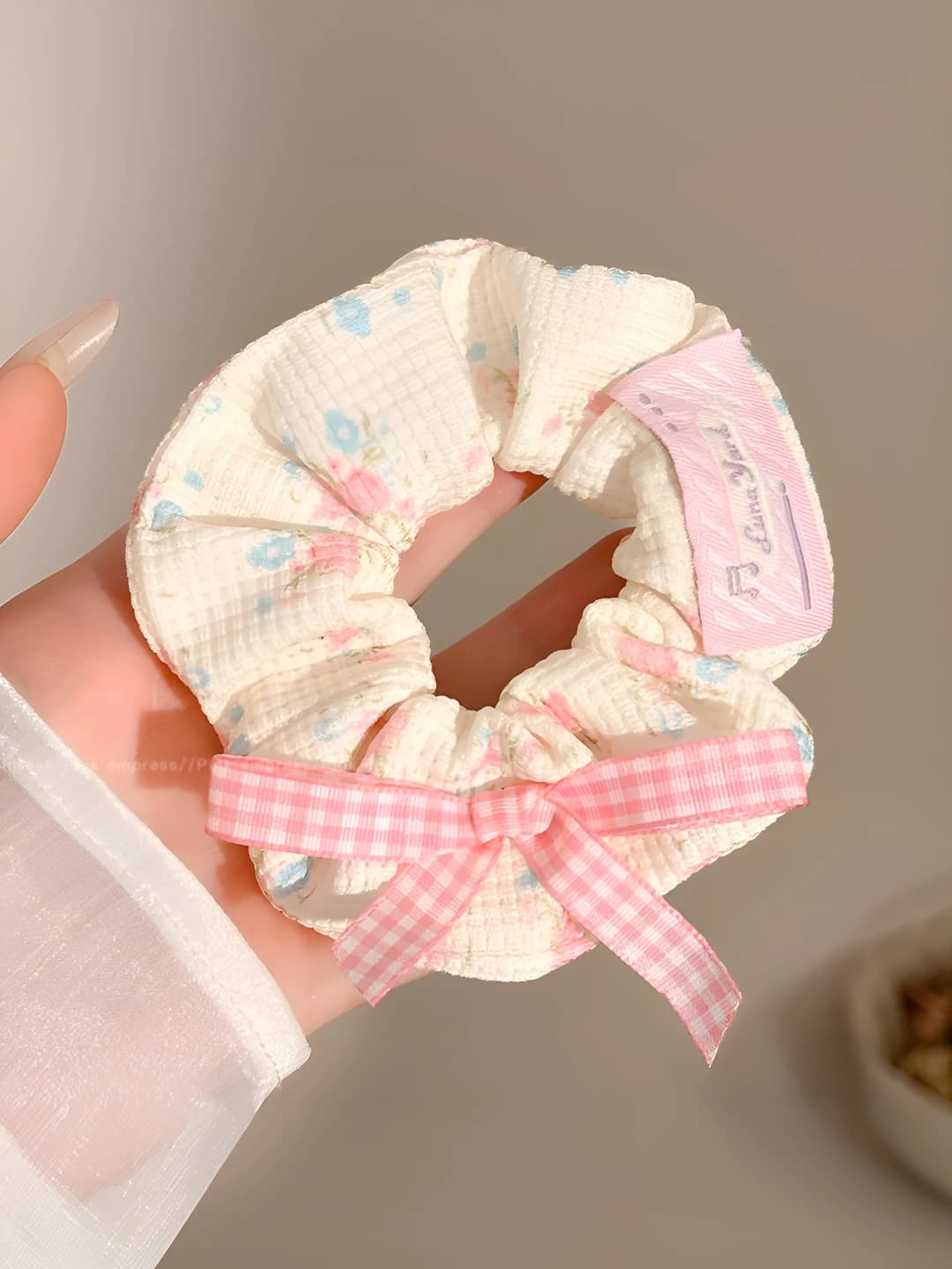 White plaid, pink bow 8 cm