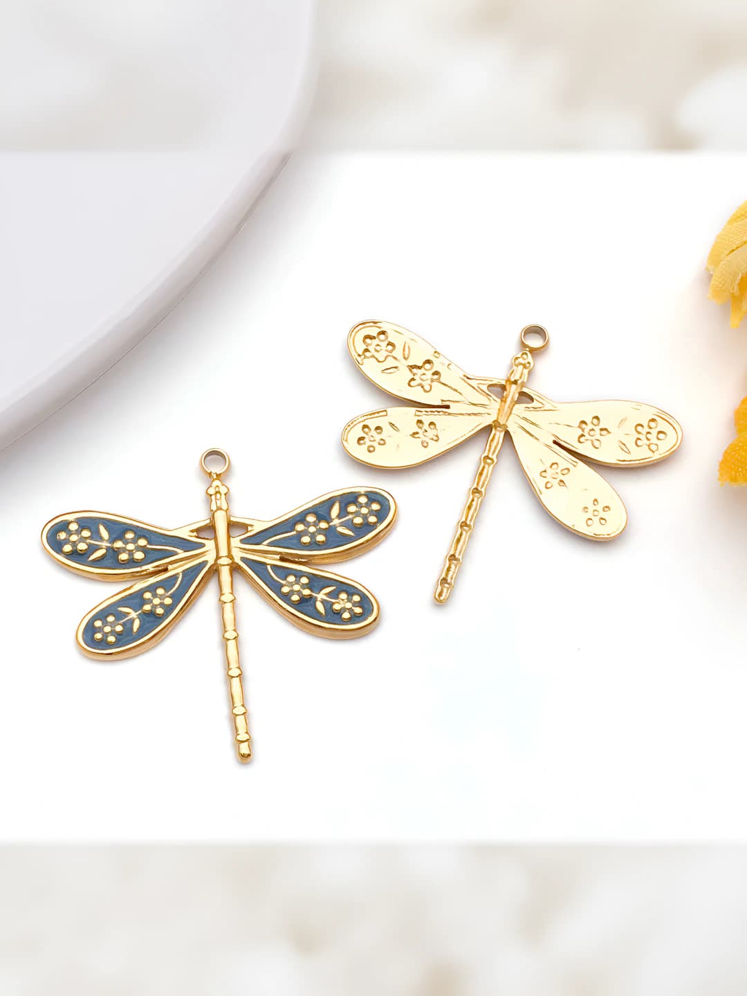 Light blue dragonfly, 24x27x2mm, 2g