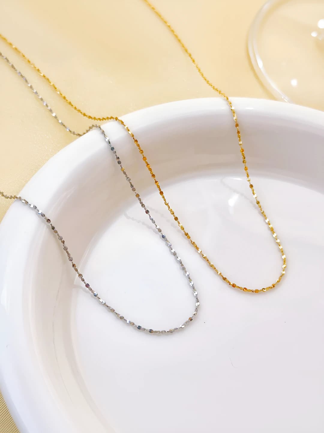 Women's thin O-link chain necklace in stainless steel with 18K gold plating