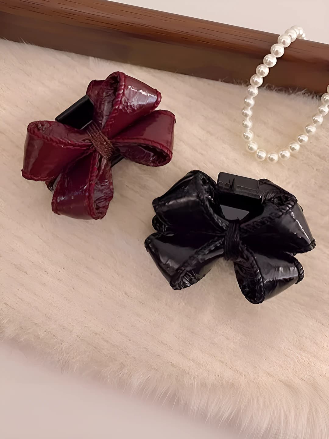 Ayollar uchun retro qizil pichoqli teri soch toʻgʻnagʻichlari va taroqlar