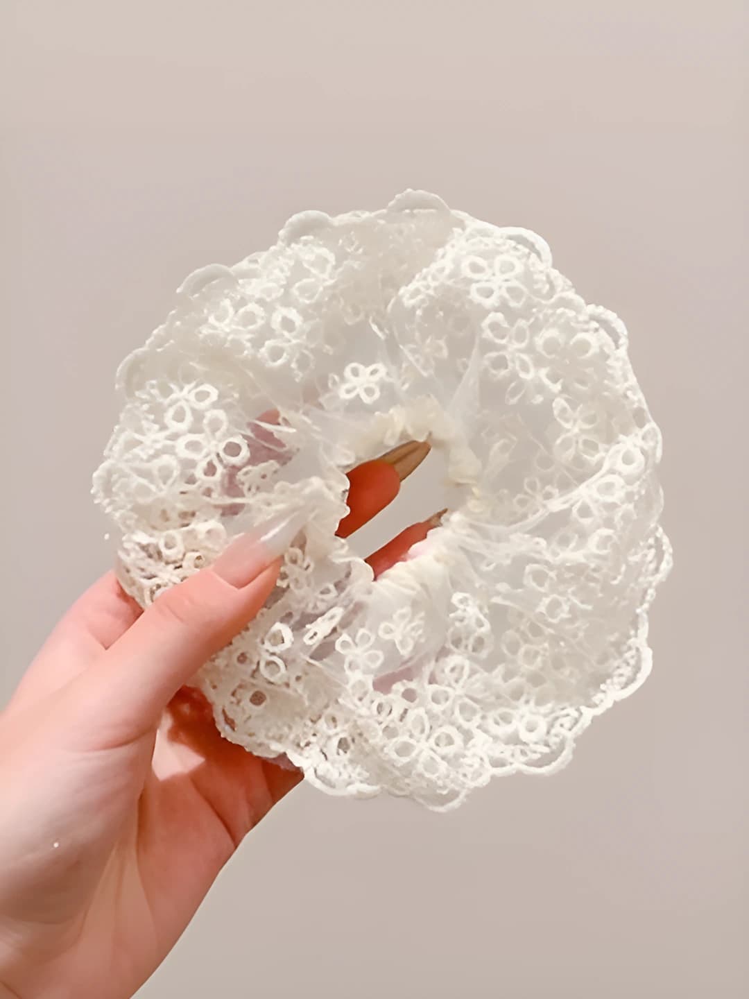 Four-leaf clover lace off-white scrunchie - 16CM