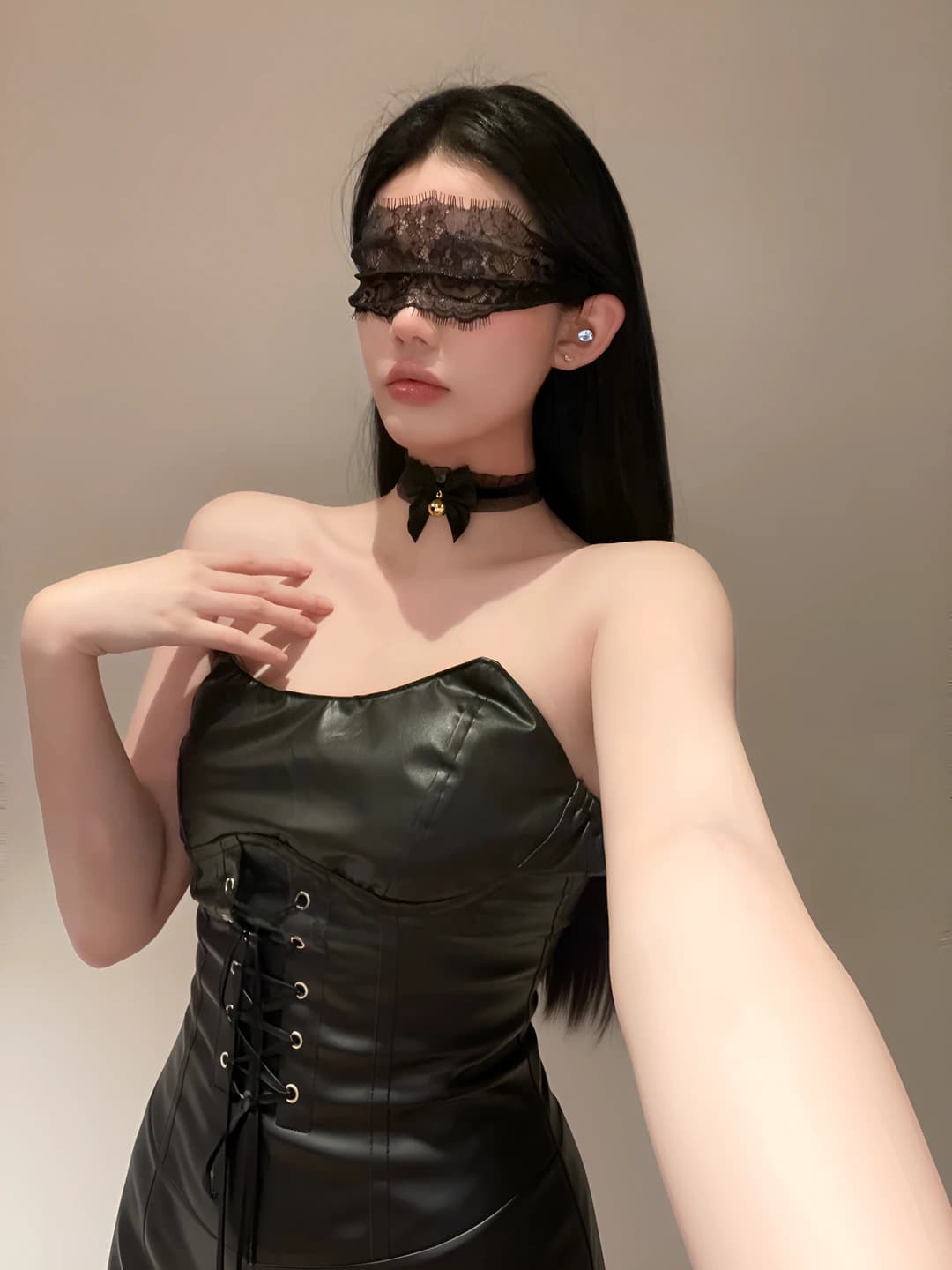 Black choker