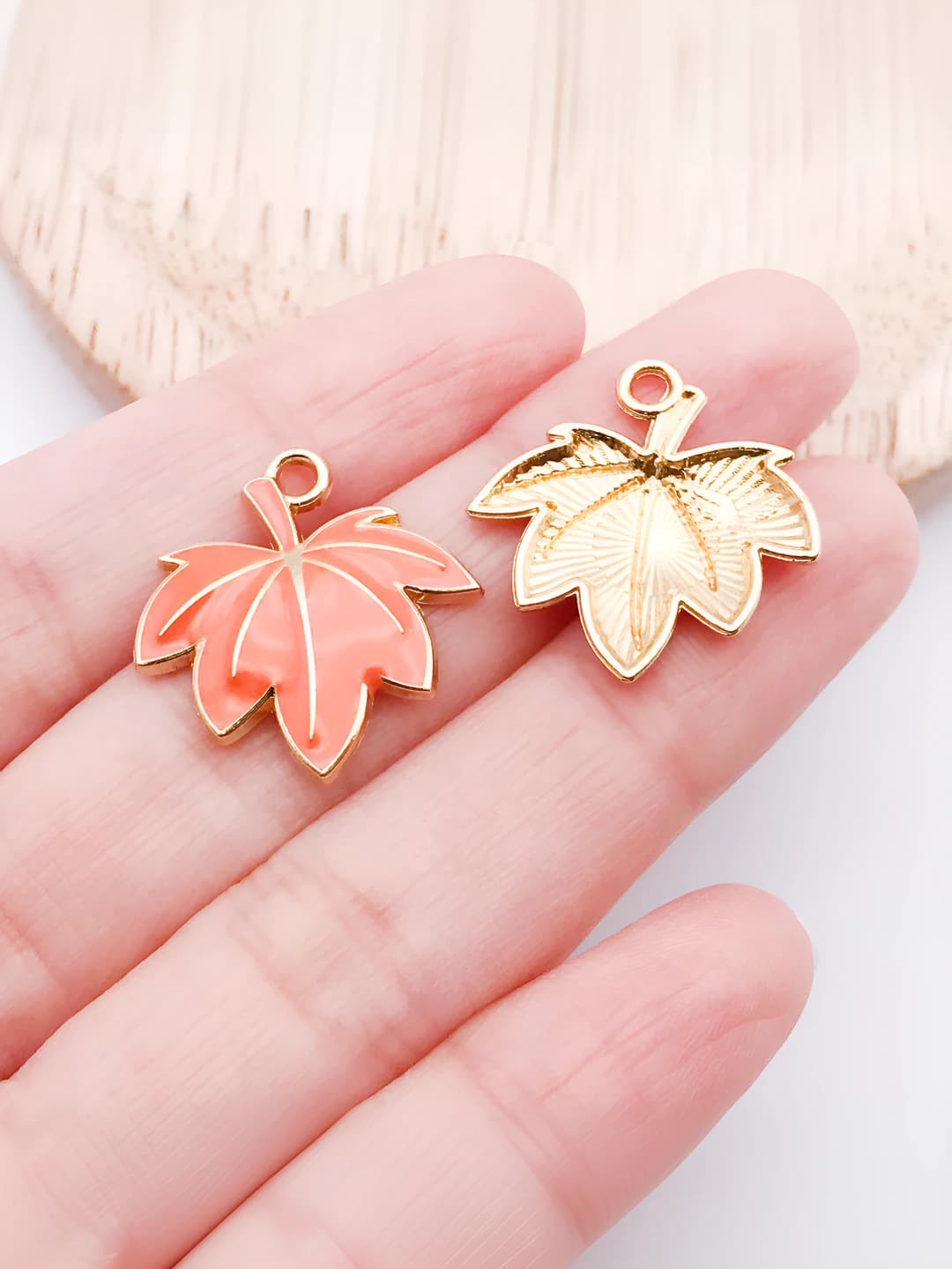 Оранжевый кленовый лист 21x21mm