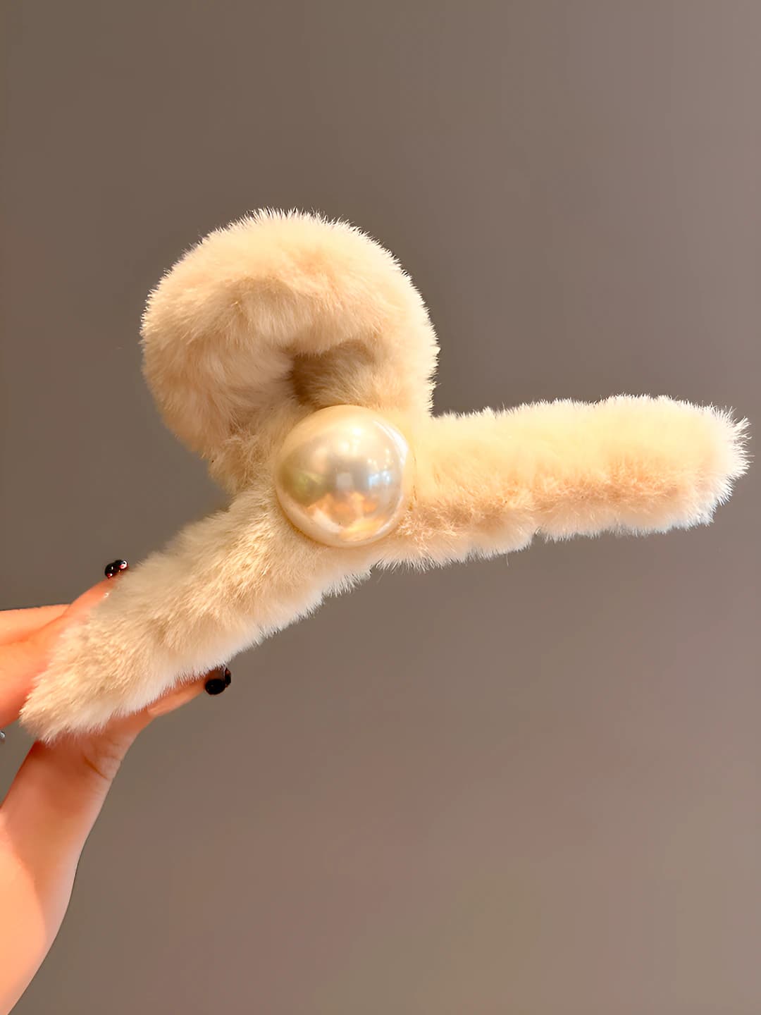 White fluffy pearl claw clip - 13 cm