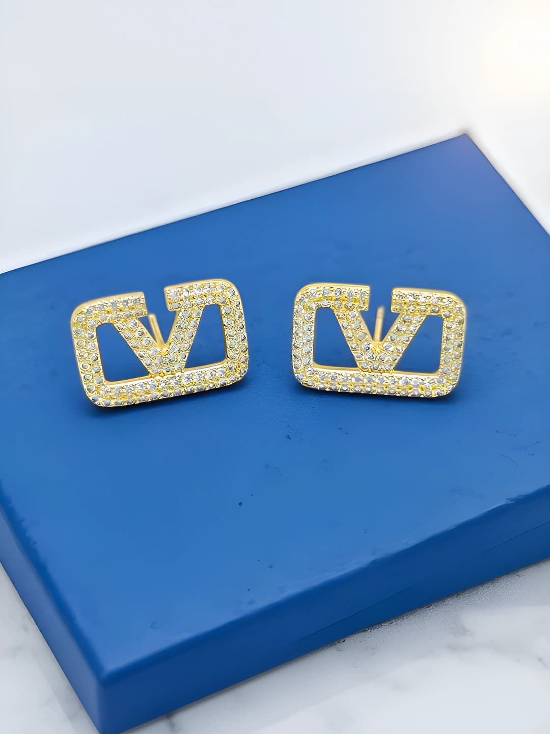 569 Letter V earrings - Gold