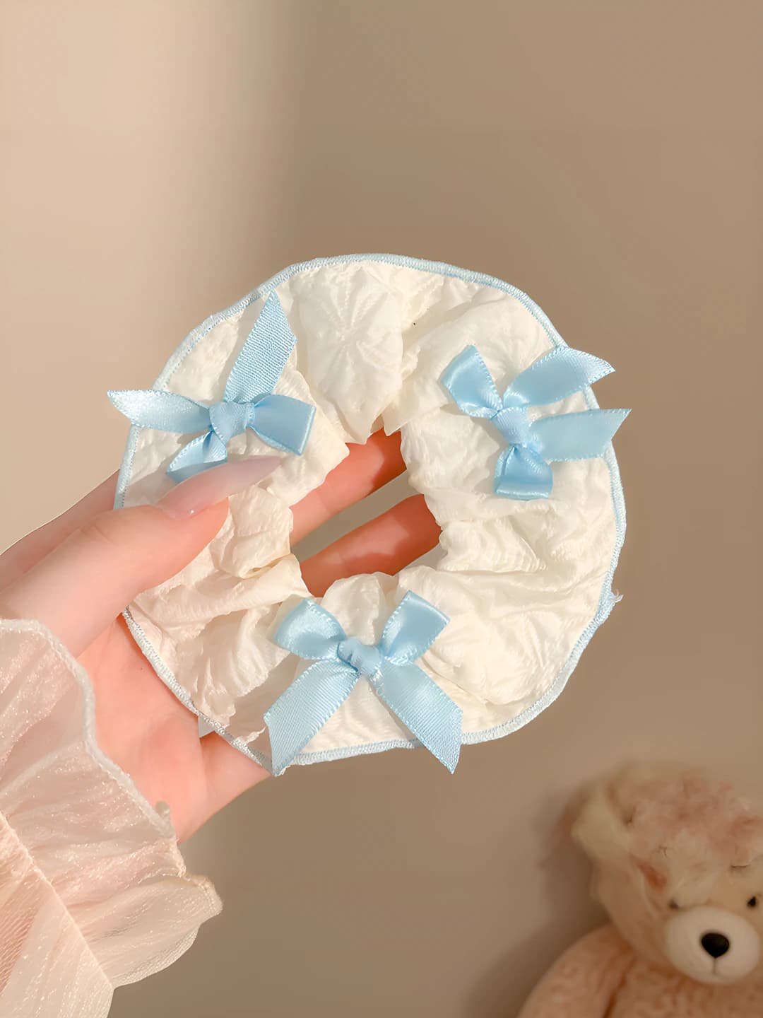 Blue-white bow, white 10 cm