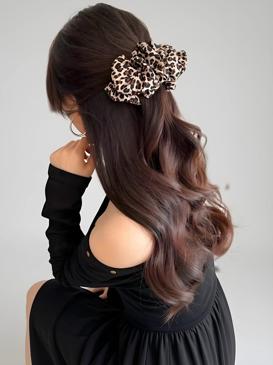 3# Bej kofe leopard banan klipsi - poydevi 10 sm, umumiy 11.5 sm