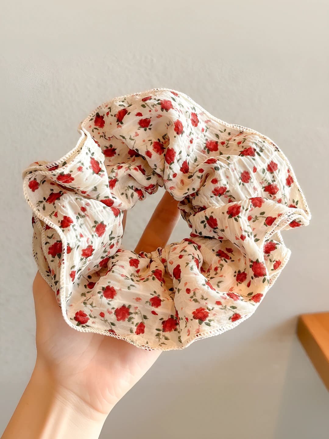 Floral circle - apricot ~15 cm