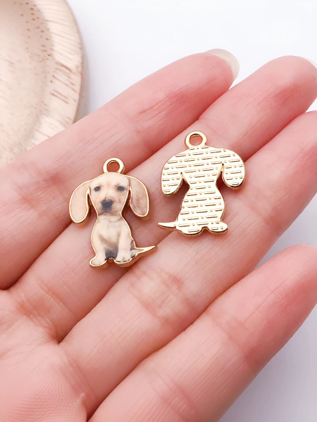 Beige print sitting dachshund 21x15mm-1.3g