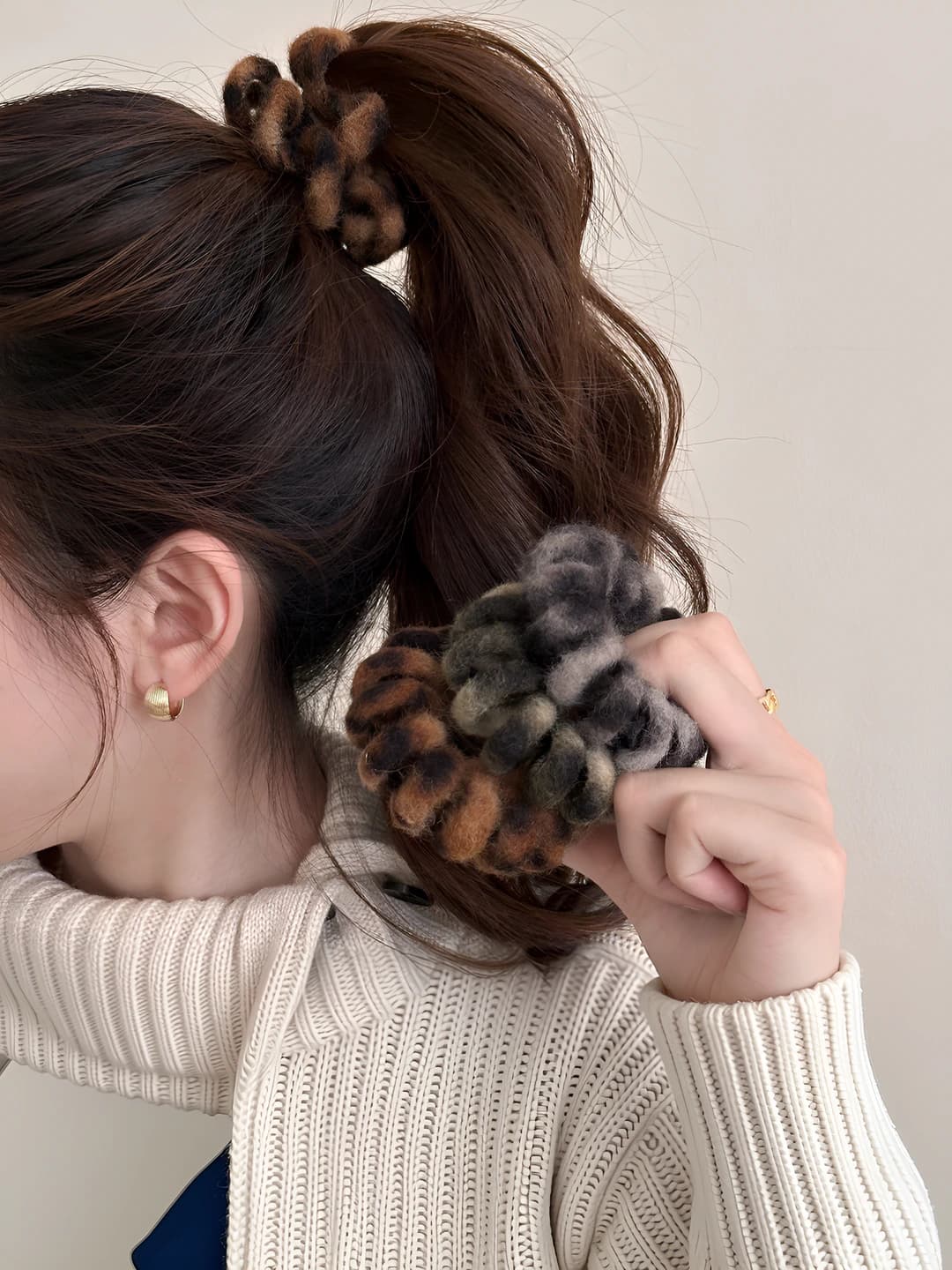 Women's fuzzy leopard print stretch hair scrunchies for autumn-winter