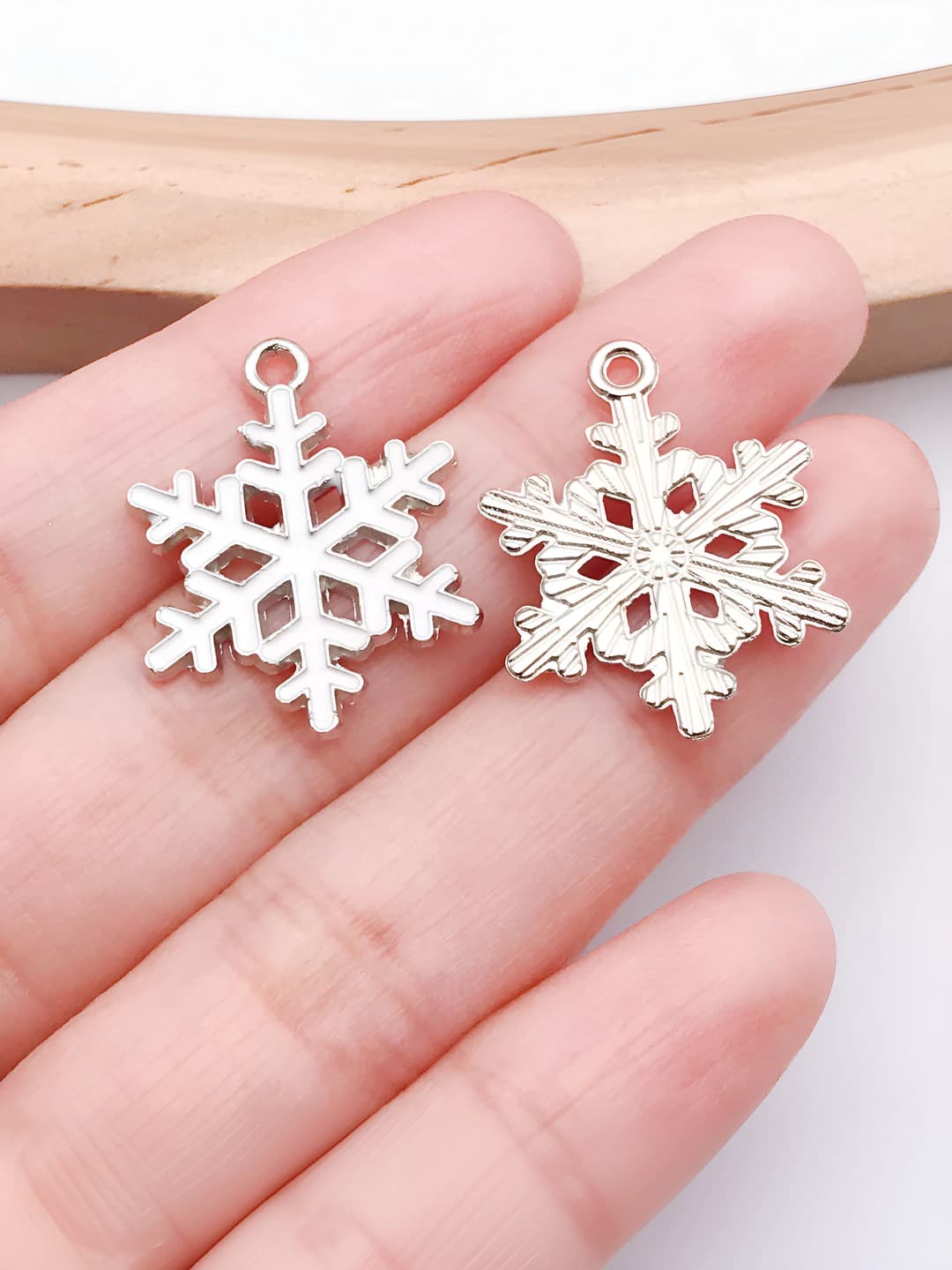 White K white snowflake 18x24mm-1.2g