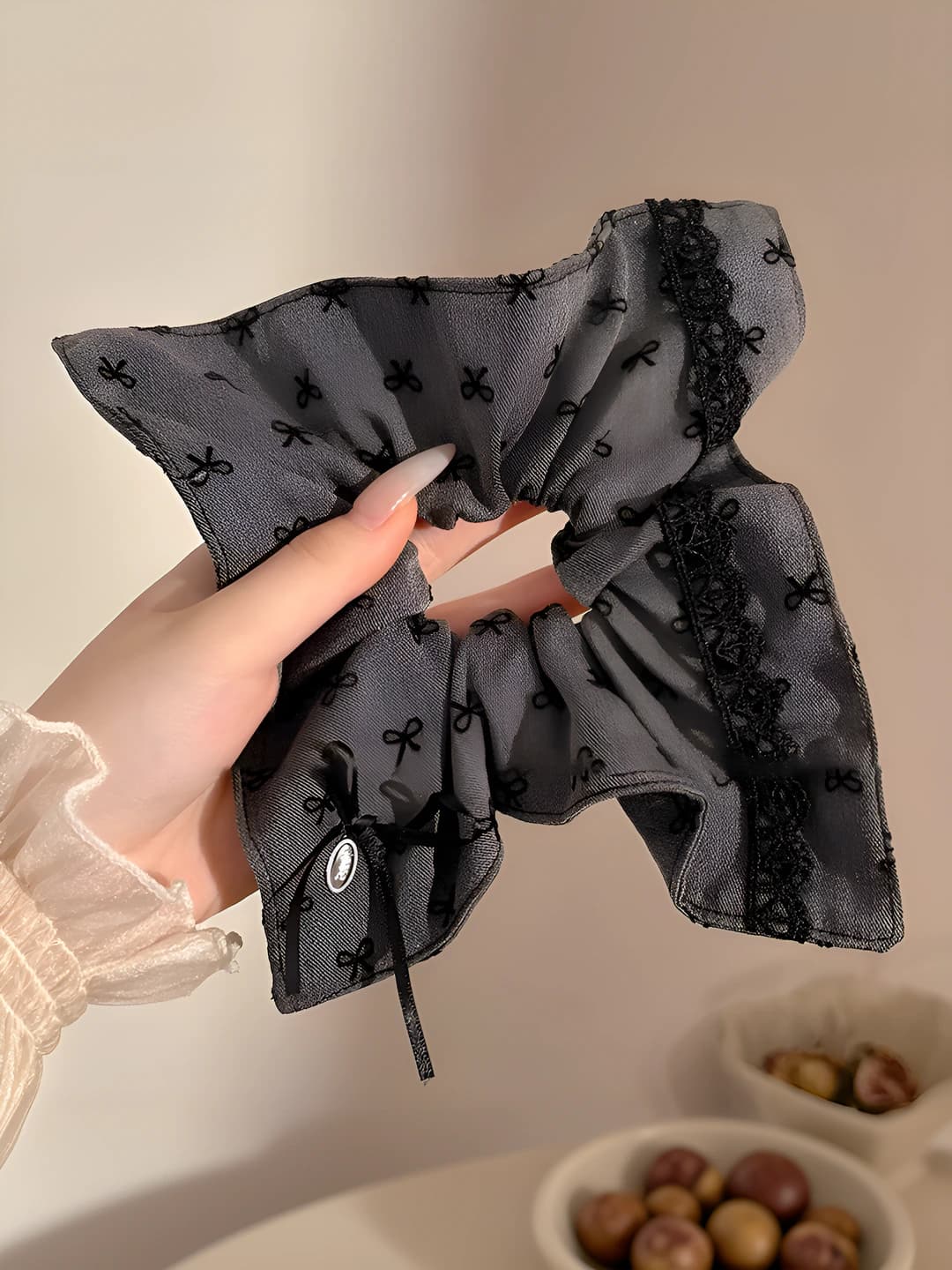 Grey bow square 20 cm