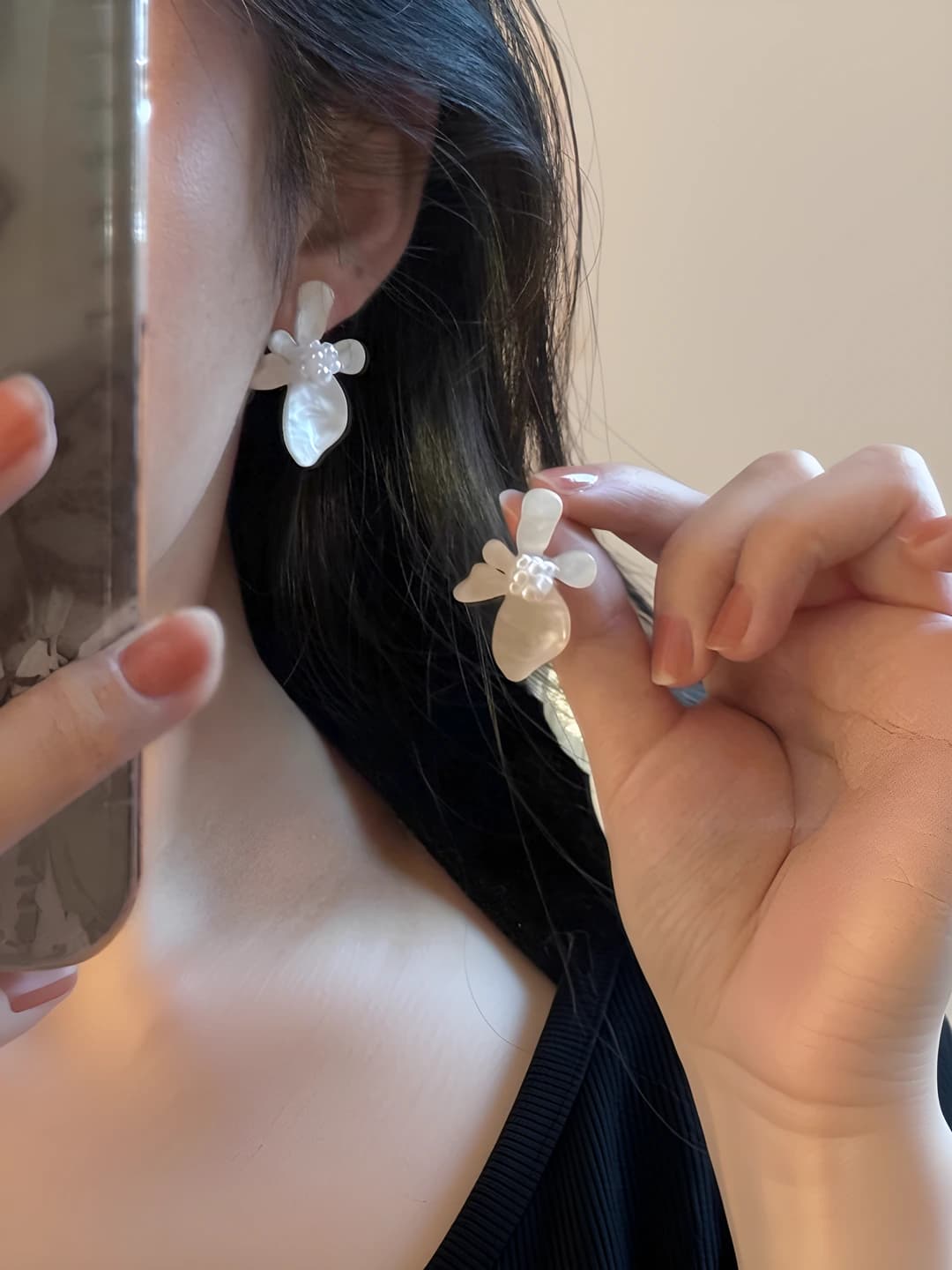 Women's acrylic flower stud earrings, simple pearl design, light luxury feel