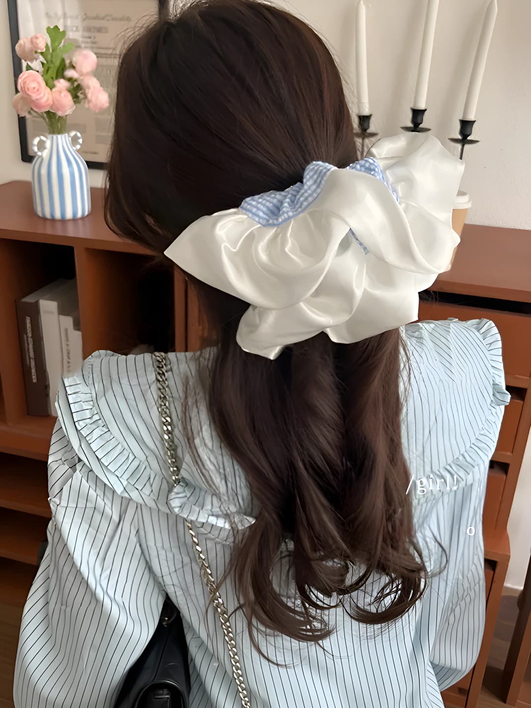 Ayollar uchun koreys uslubidagi ko'k-oq chiziqli satin rezinka, bo'sh model