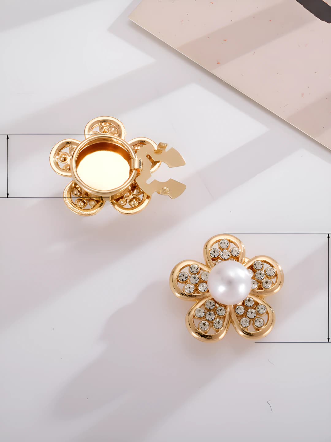 D3237 Cut-out flower collar button