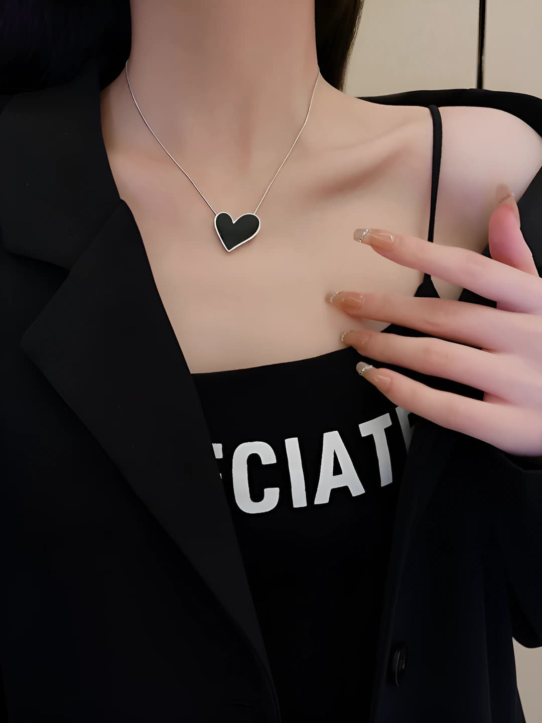 Women's black titanium steel heart pendant necklace, ins style, minimalist design, hip-hop style clavicle chain
