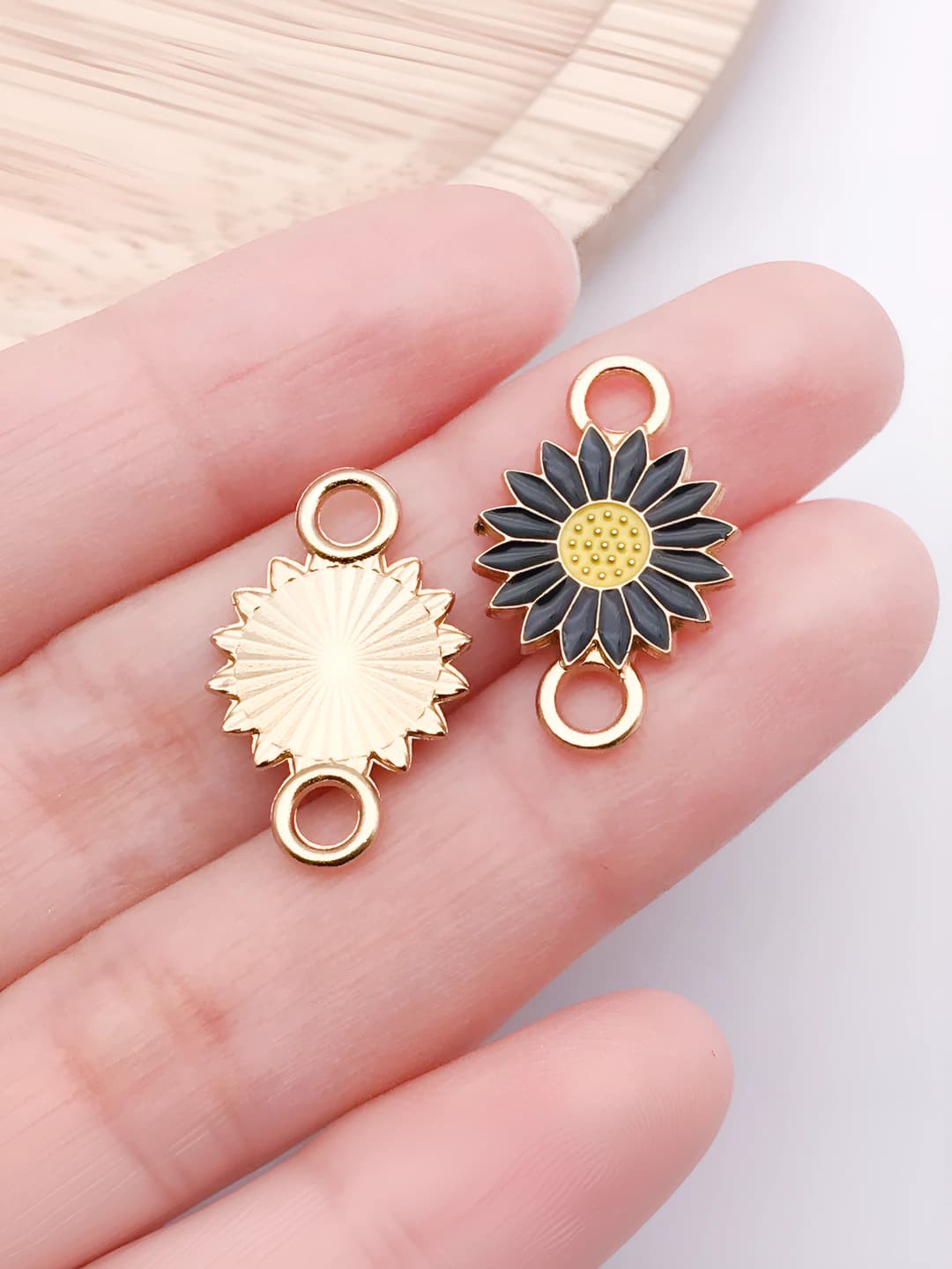 1 pc Black double sunflower 21x13x1mm-0.85g