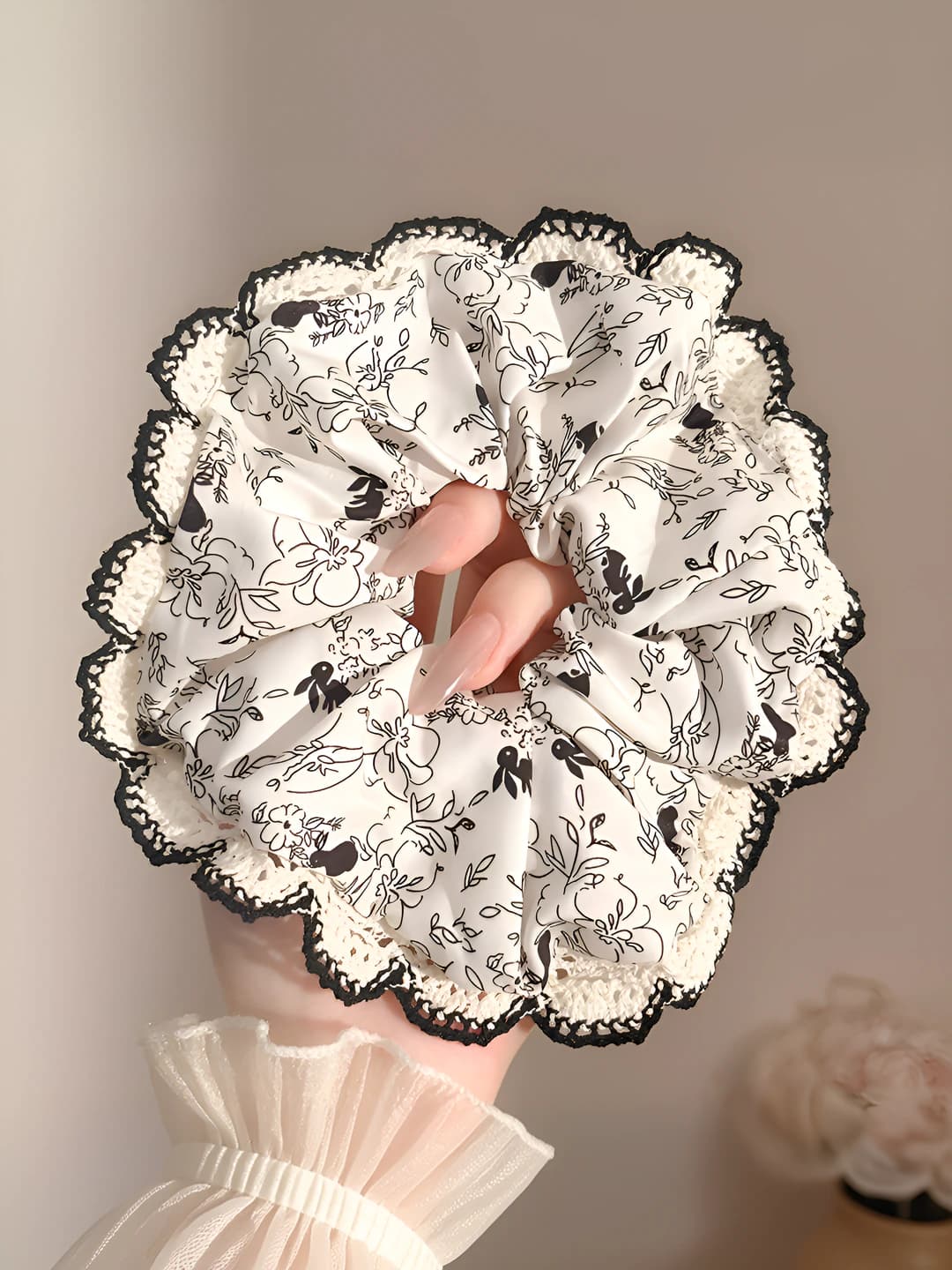 Woven petal edge, 16 cm