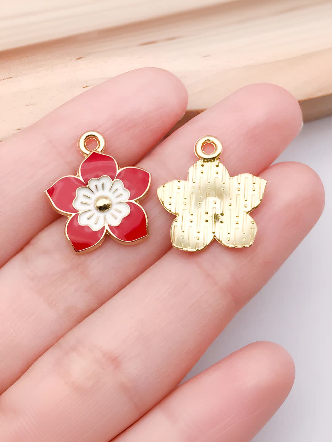 1 dona Qizil 5 burchakli yulduz sakura 18x16x2mm-0.8g