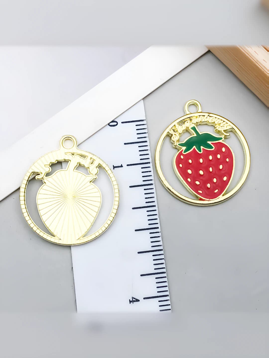 1 Red round cutout strawberry 22x25mm-1.9g