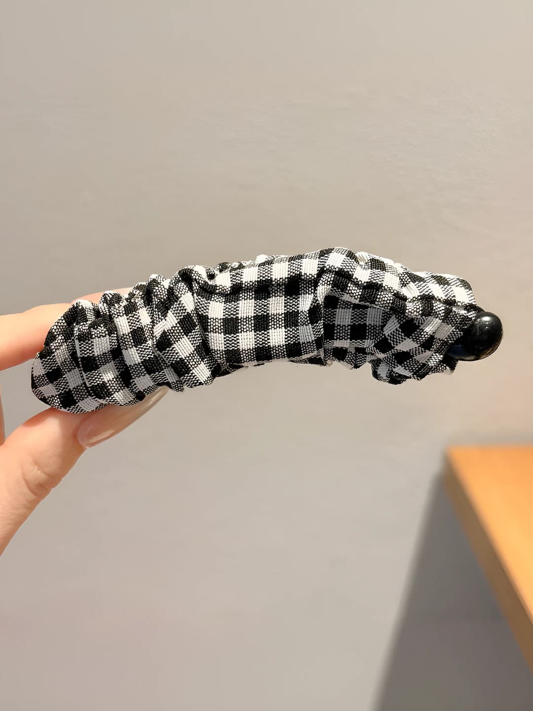 Black-white plaid, ~10 cm