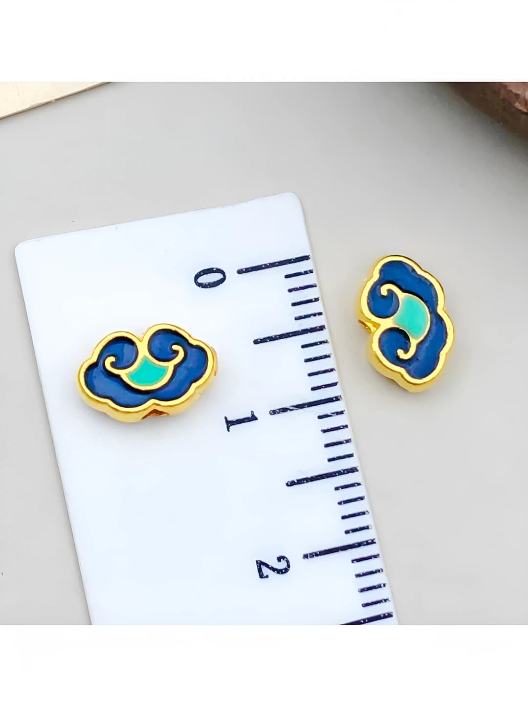 Kichik, to'q ko'k, ikki rang, yaltiroq oltin, 10x6mm, 0.7g, 2 teshik