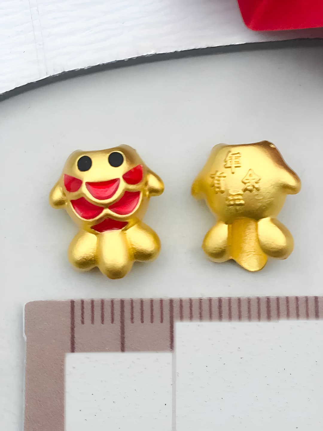 Red koi, 14x12mm, 2.15g