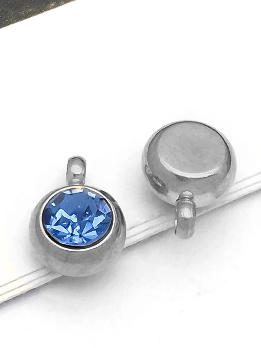 1 pc steel 6x8.5x4mm 1.5mm hole Mar light blue 0.5g