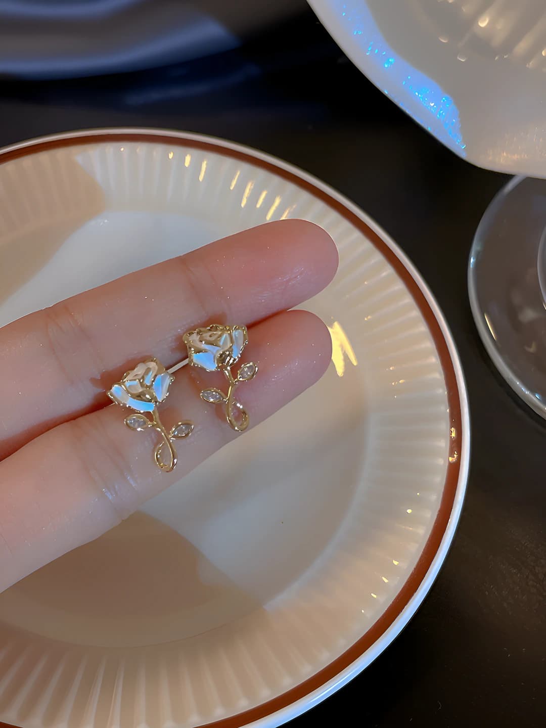 White rose earrings, gold