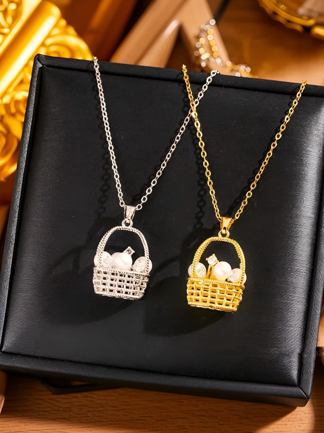 Ayollar uchun 18K oltin qoplamali titan po'latdan dantel va zirkonli sepet shaklidagi retro kulon