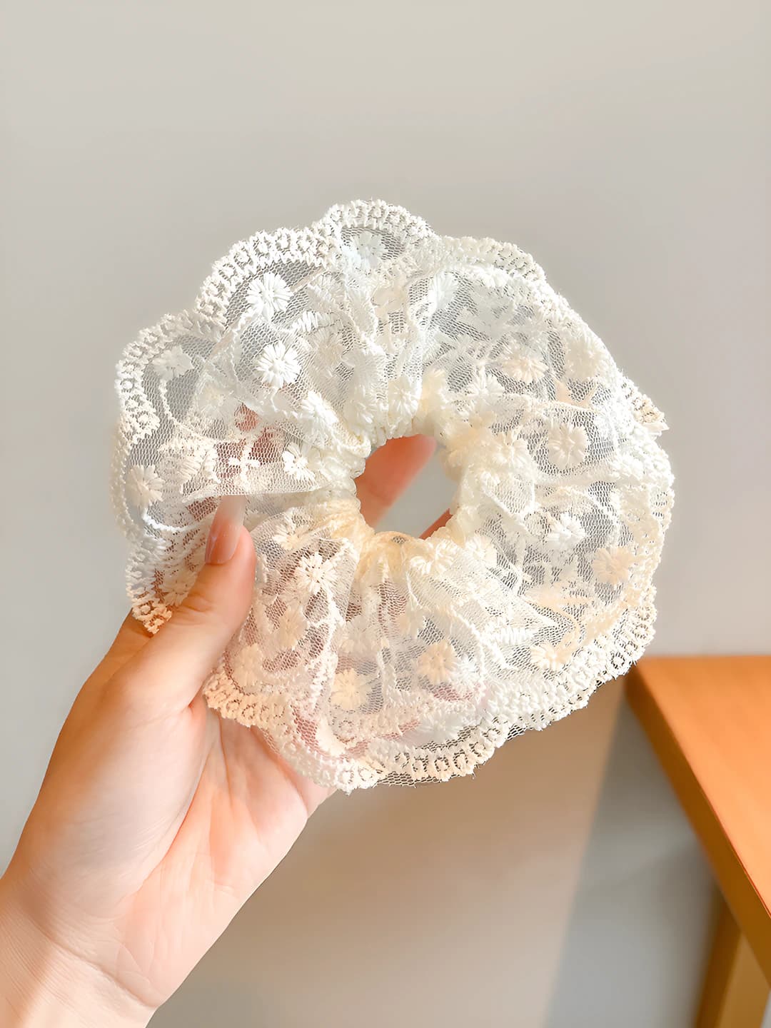 Small floral lace off-white scrunchie - 15CM