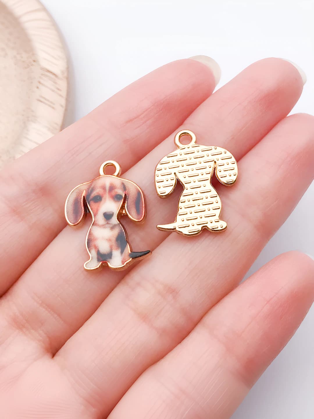 Brown print sitting dachshund 21x15mm-1.3g