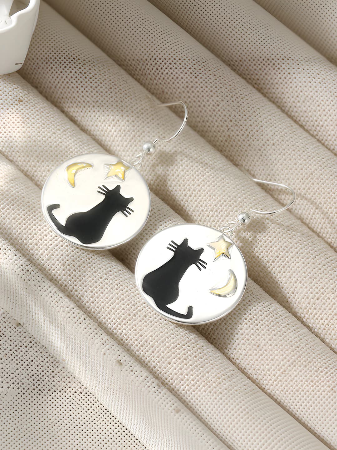 Women's earrings in Korean style with geometric design in retro style