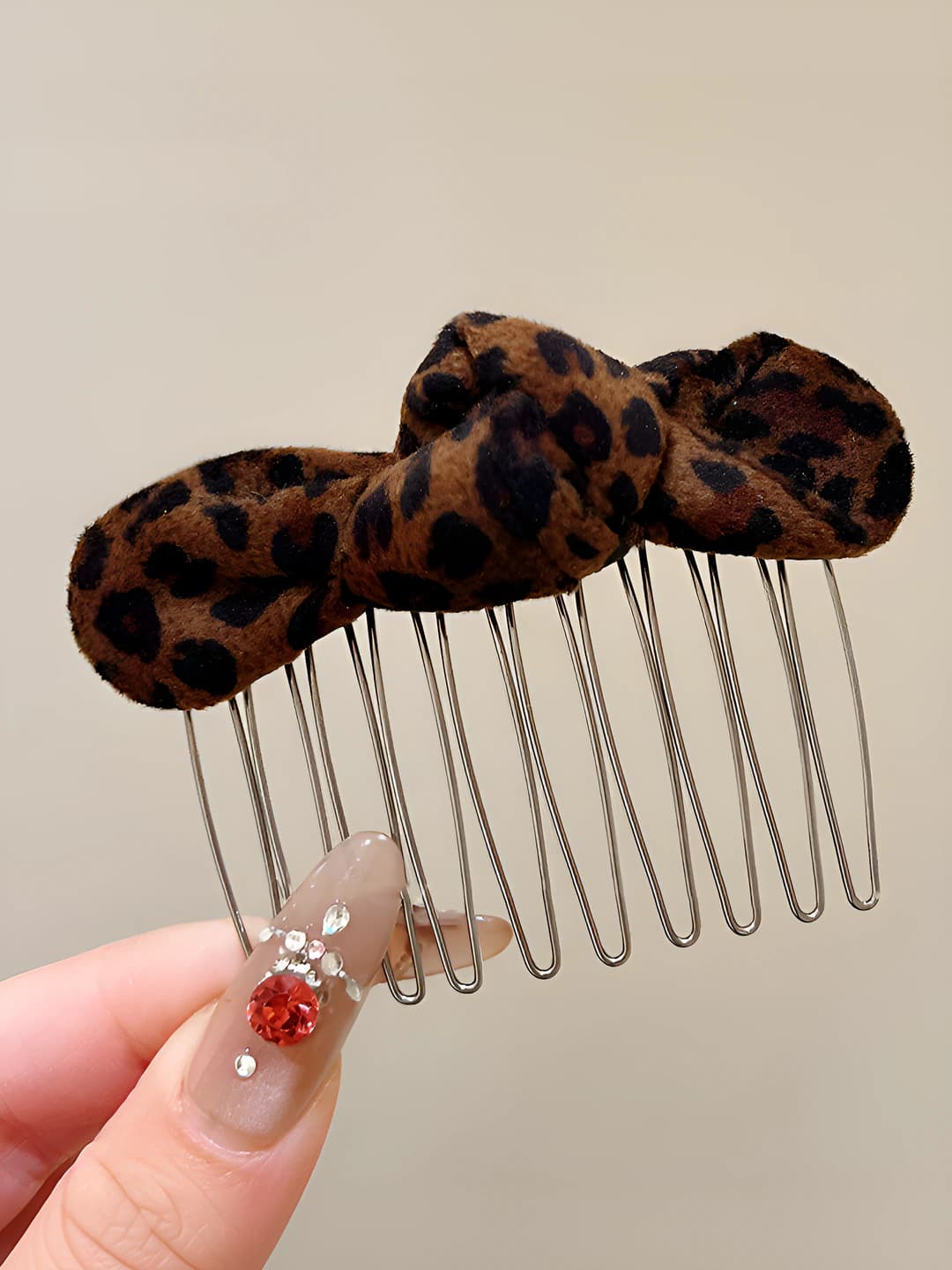 Leopard bow comb