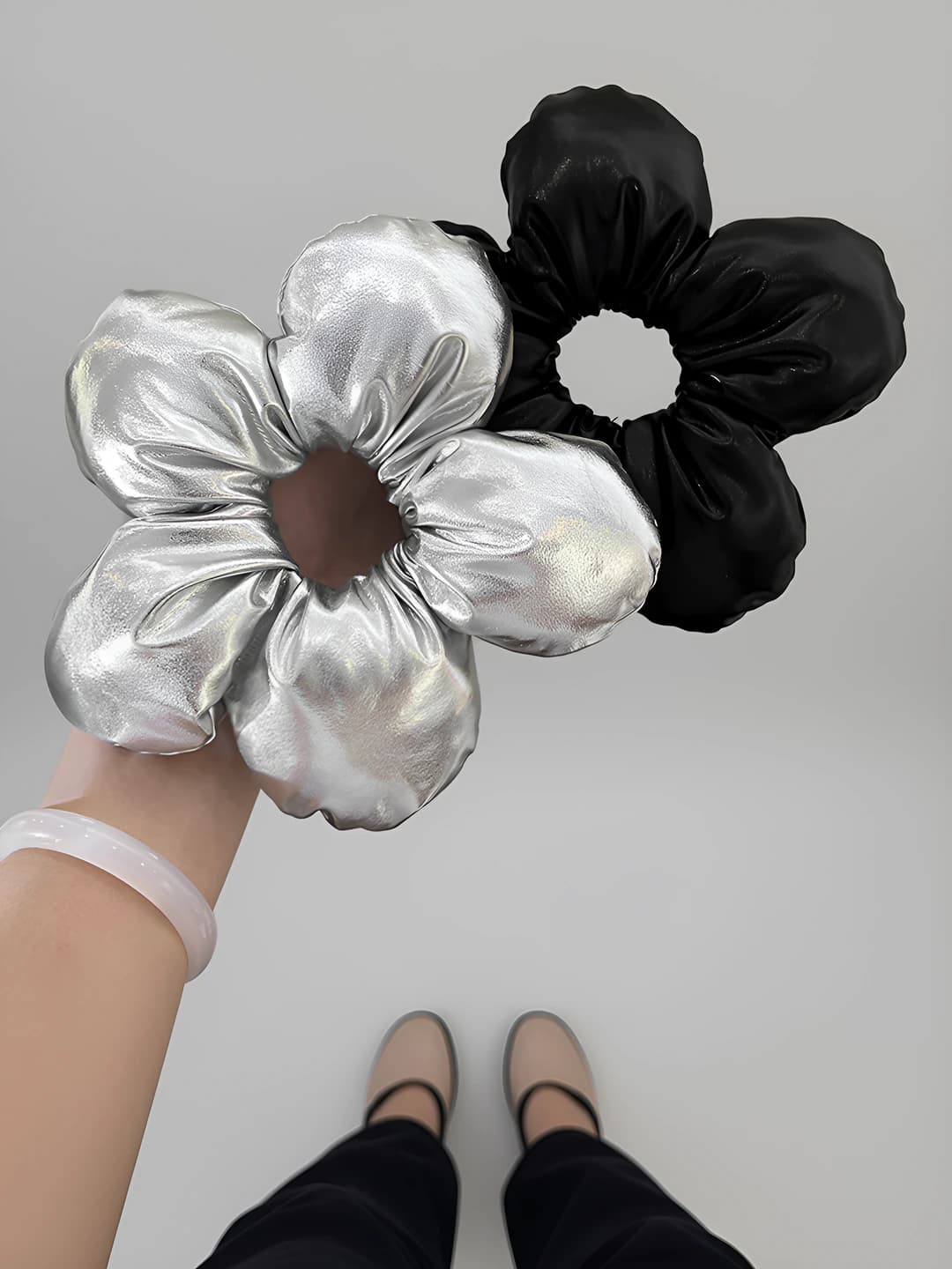 Women's large hair ties with floral pattern in black and silver