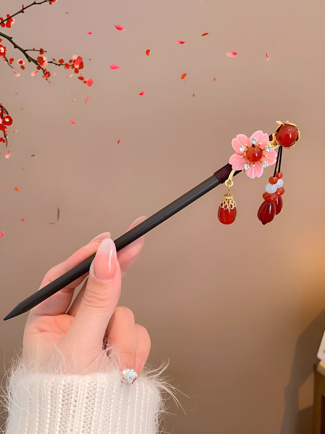 7# Розовые мелкие цветы с красным подвесом шпилька