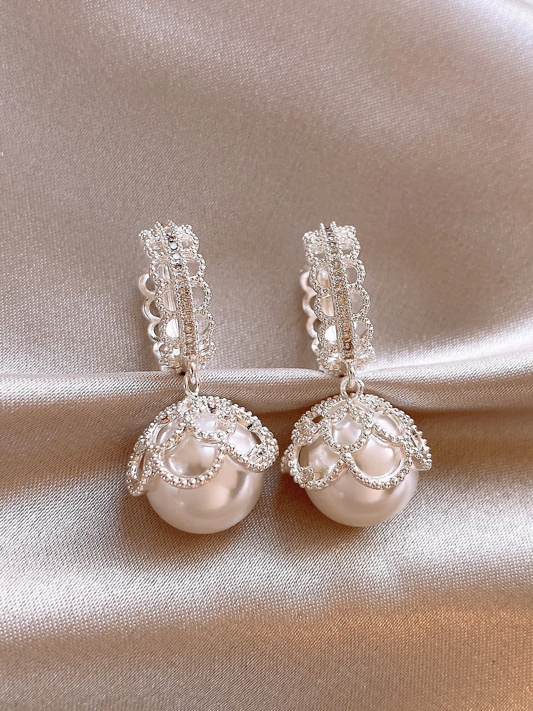 Women's pearl drop earrings with lace, geometric shape, silver color